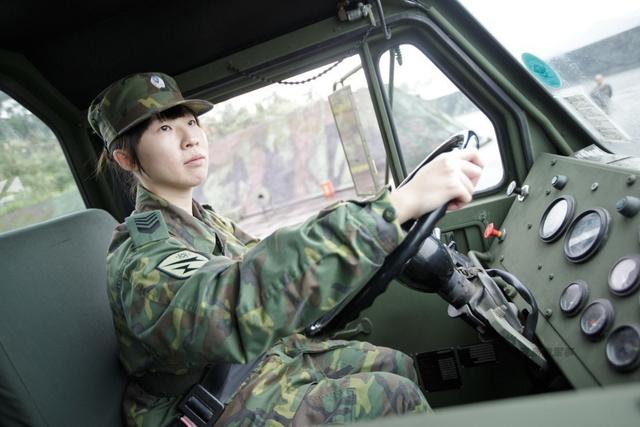 台军妹纸开导弹牵引车