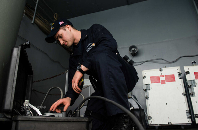 美航母战斗群南海活动照曝光：被中国海军监控