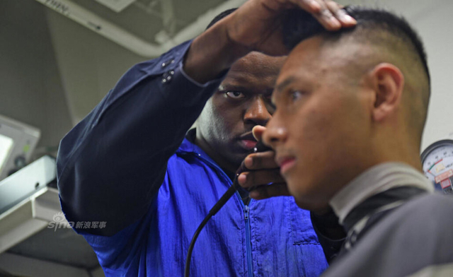 美航母战斗群南海活动照曝光：被中国海军监控