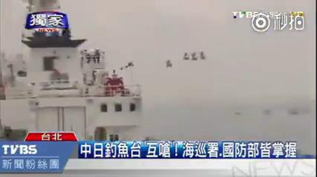 中日船舰在钓鱼岛互相开骂