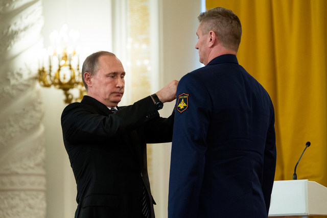 凯旋：普京为俄军自叙利亚归国将士颁发奖章