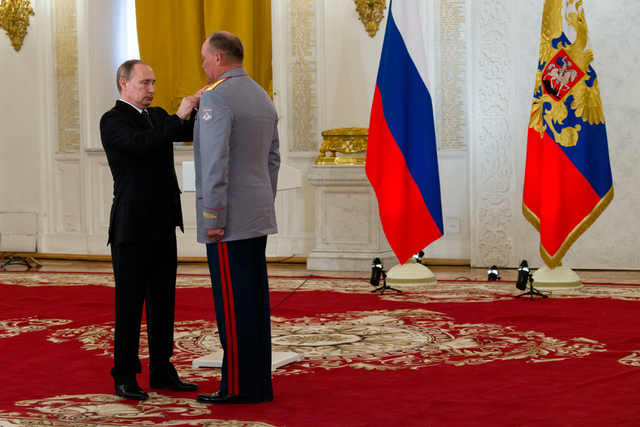 凯旋：普京为俄军自叙利亚归国将士颁发奖章