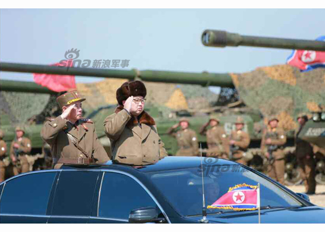 万炮齐发火力足 金正恩视察朝远程炮兵火力演习
