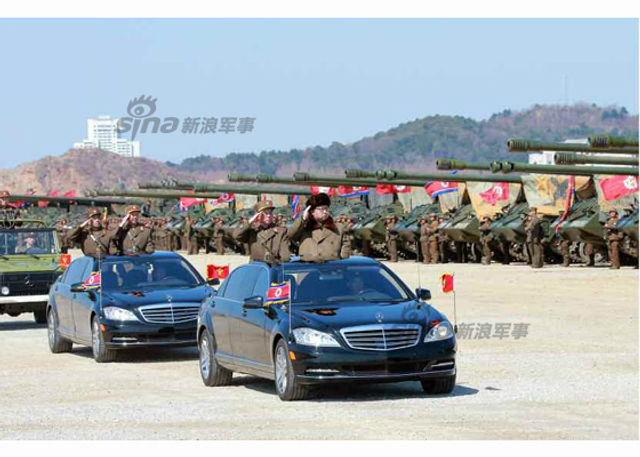 万炮齐发火力足 金正恩视察朝远程炮兵火力演习