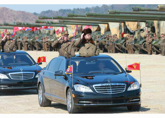 万炮齐发火力足 金正恩视察朝远程炮兵火力演习