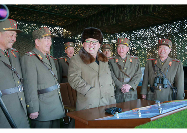 万炮齐发火力足 金正恩视察朝远程炮兵火力演习