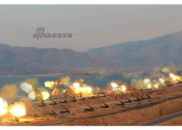 万炮齐发火力足 金正恩视察朝远程炮兵火力演习