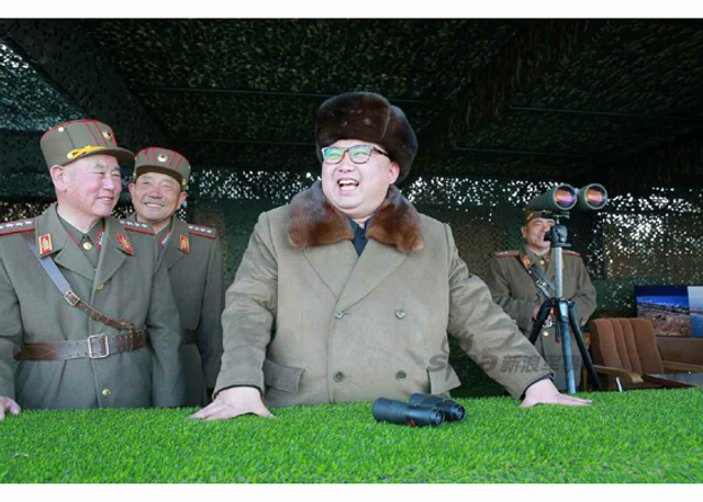 万炮齐发火力足 金正恩视察朝远程炮兵火力演习