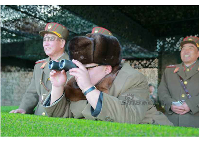 万炮齐发火力足 金正恩视察朝远程炮兵火力演习