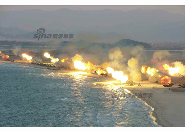 万炮齐发火力足 金正恩视察朝远程炮兵火力演习