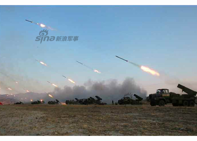万炮齐发火力足 金正恩视察朝远程炮兵火力演习