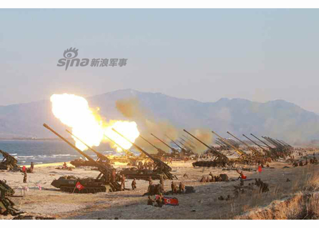 万炮齐发火力足 金正恩视察朝远程炮兵火力演习