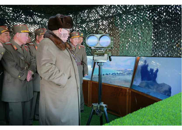 万炮齐发火力足 金正恩视察朝远程炮兵火力演习