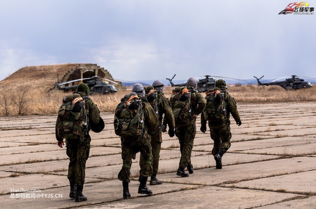 垂直打击 俄军于中俄边境演练伞兵战术突袭