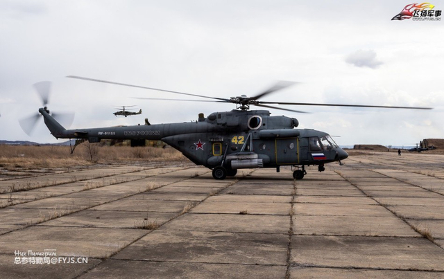 垂直打击 俄军于中俄边境演练伞兵战术突袭