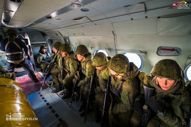 垂直打击 俄军于中俄边境演练伞兵战术突袭