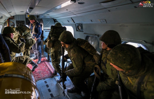垂直打击 俄军于中俄边境演练伞兵战术突袭