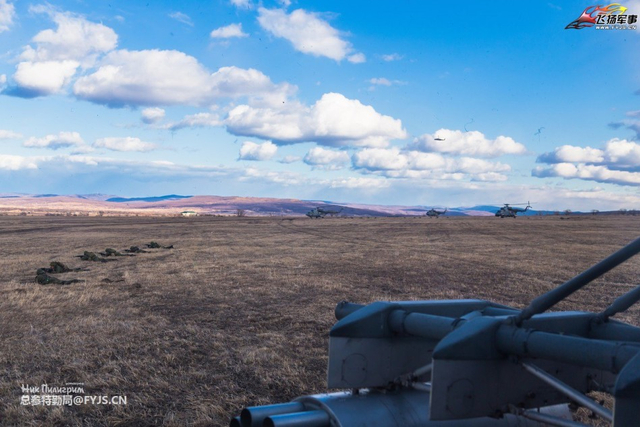垂直打击 俄军于中俄边境演练伞兵战术突袭