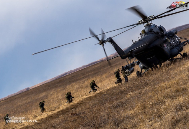 垂直打击 俄军于中俄边境演练伞兵战术突袭