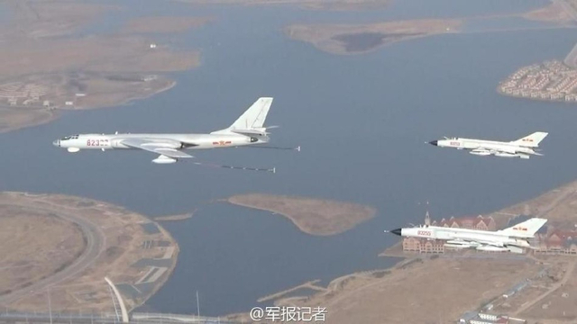 一大波大奶牛来袭 轰油6为歼8战机空中加油