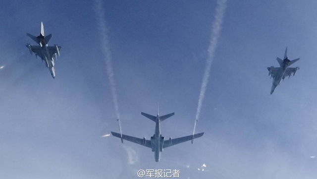 一大波大奶牛来袭 轰油6为歼8战机空中加油