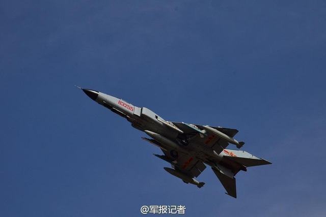 一大波大奶牛来袭 轰油6为歼8战机空中加油