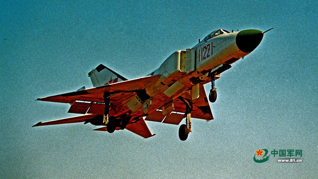 一大波大奶牛来袭 轰油6为歼8战机空中加油