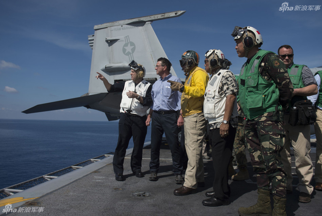 美防长登航母巡航南海舰载机频起飞
