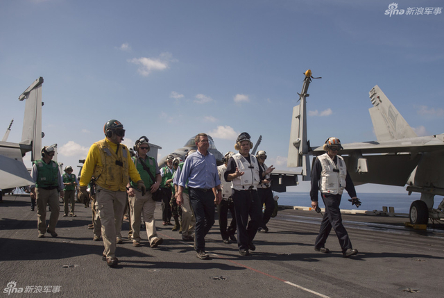 美防长登航母巡航南海舰载机频起飞