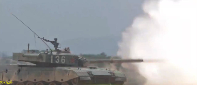 解放军东部战区96A坦克行进中打1800米动靶