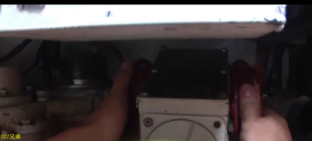 解放军东部战区96A坦克行进中打1800米动靶