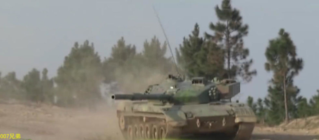 解放军东部战区96A坦克行进中打1800米动靶