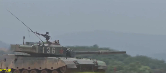解放军东部战区96A坦克行进中打1800米动靶