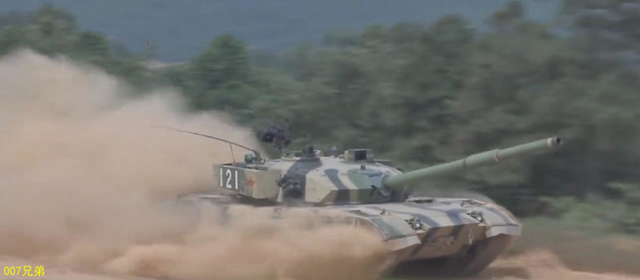 解放军东部战区96A坦克行进中打1800米动靶