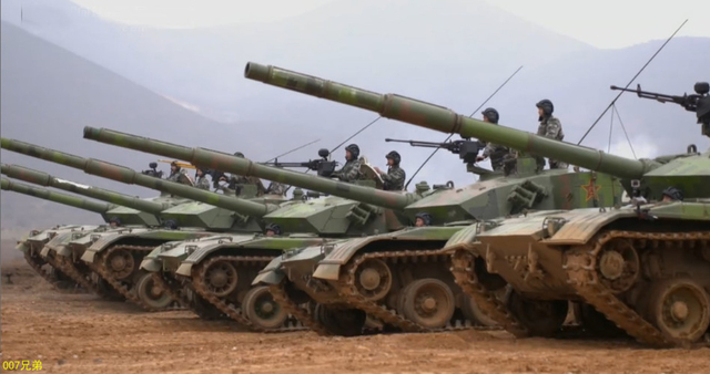 解放军东部战区96A坦克行进中打1800米动靶