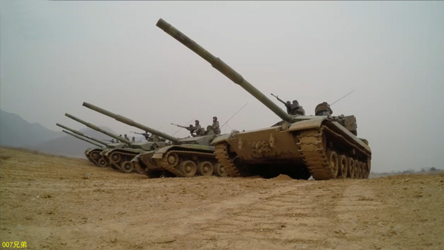 解放军东部战区96A坦克行进中打1800米动靶