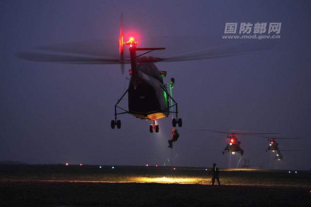 东部战区昼夜练机降作战