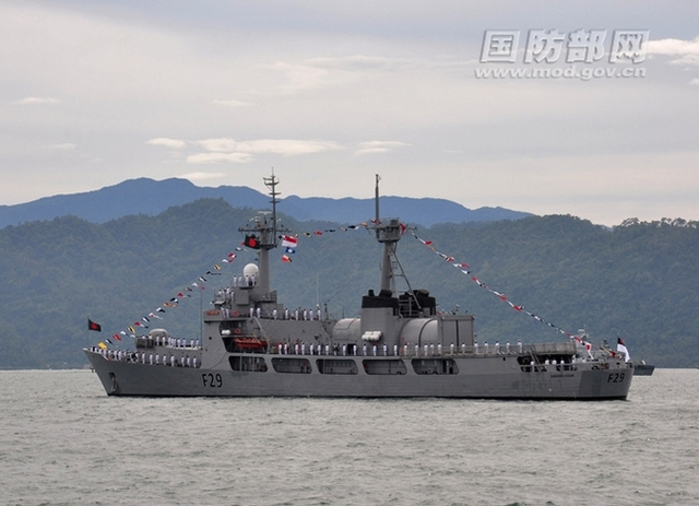 印尼阅舰式旌旗漫天！中美日战舰同台竞技