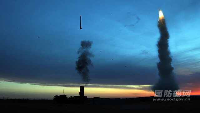 霹雳火石惊雷电 红旗9双弹齐射画面罕见曝光