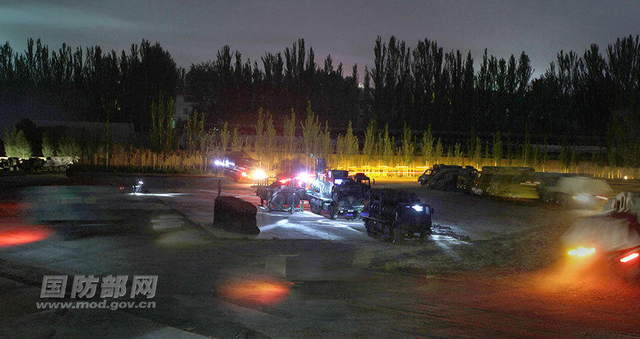 霹雳火石惊雷电 红旗9双弹齐射画面罕见曝光