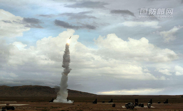 霹雳火石惊雷电 红旗9双弹齐射画面罕见曝光