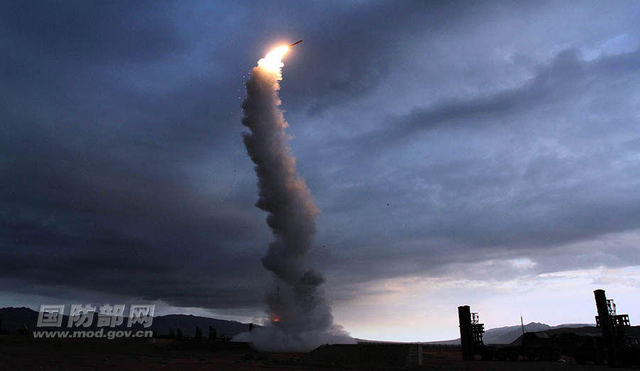 霹雳火石惊雷电 红旗9双弹齐射画面罕见曝光