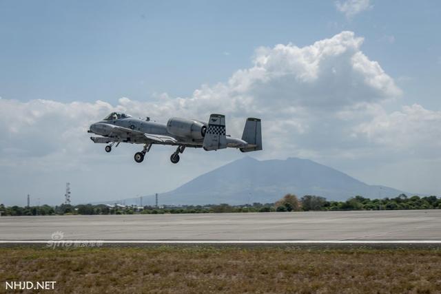 美军机在黄岩岛上空飞行