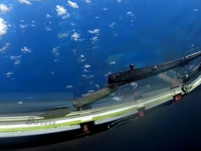 中国官方曝光轰-6K轰炸机飞越永暑岛