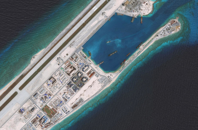 永暑礁上小城拔地而起 小区与斑马线都不缺