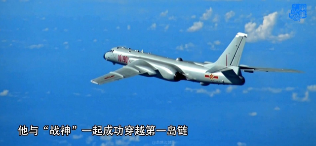 解放军轰6K战神飞越太平洋 刺穿云层场面震撼