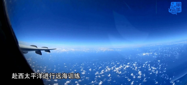 解放军轰6K战神飞越太平洋 刺穿云层场面震撼
