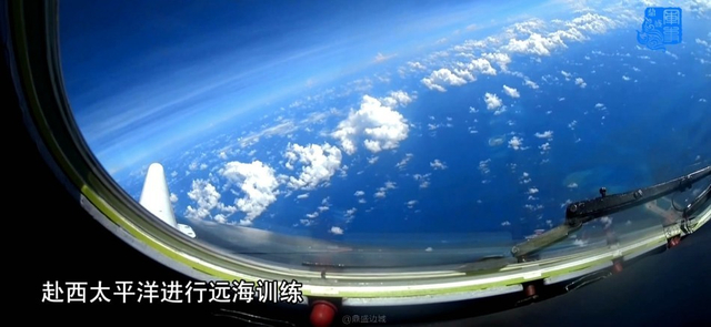 解放军轰6K战神飞越太平洋 刺穿云层场面震撼