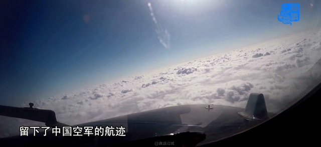 解放军轰6K战神飞越太平洋 刺穿云层场面震撼
