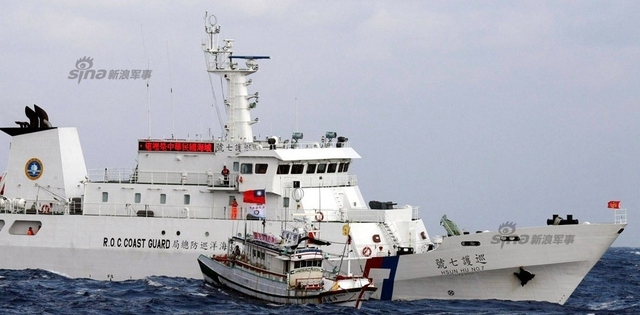 要动真格?台湾巡护船搭载舰炮巡航冲之鸟礁